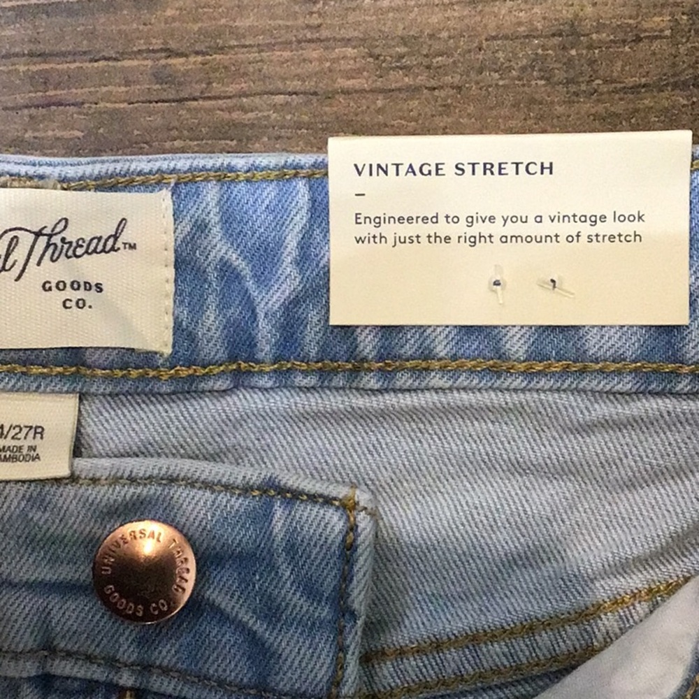 NWT Universal Thread Vintage Midi Shorts Stretch Size 4 Light Blue Denim Raw Hem - Picture 4 of 6